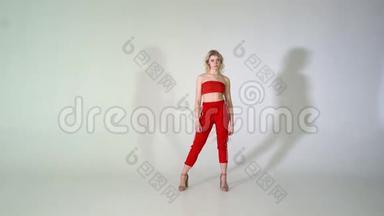 4K-<strong>金</strong>发女嘻哈舞者穿红色服装。
